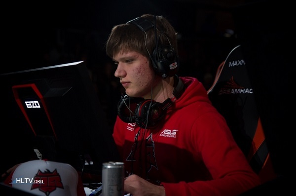 LPL主持夏安与秋晒照：抓拍出了三头六臂